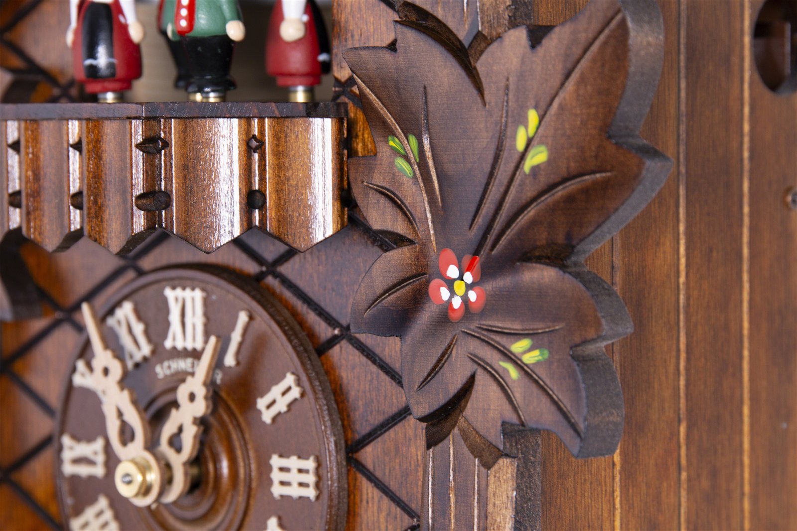 Reloj de cuco estilo “Madera tallada” movimiento mecánico de 8 días 42cm de Anton Schneider