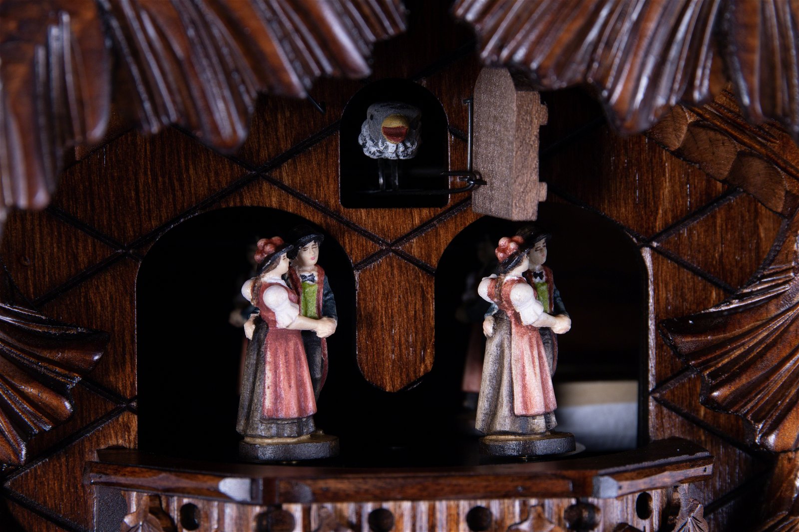 Reloj de cuco estilo “Madera tallada” movimiento mecánico de 8 días 55cm de Hönes