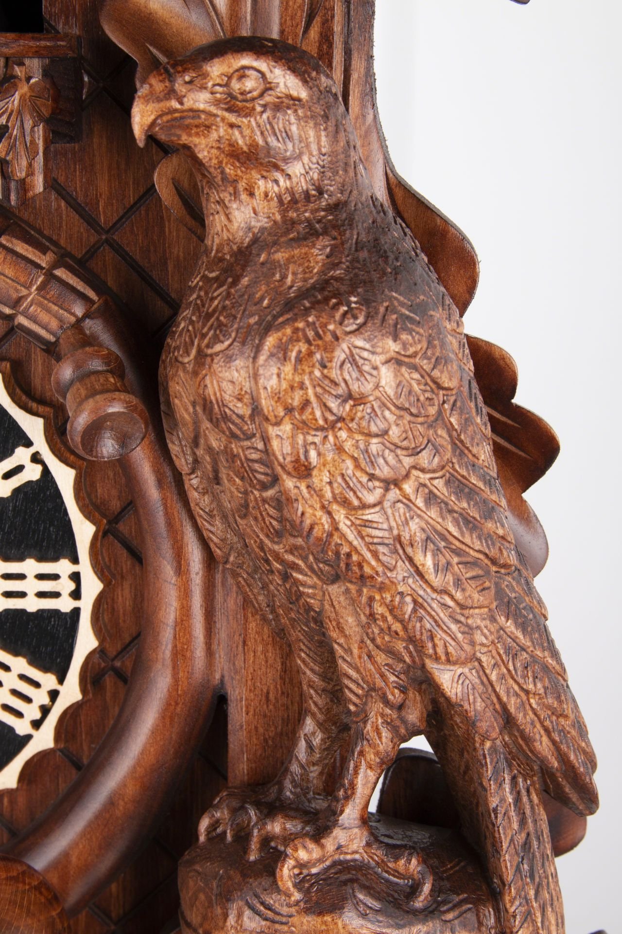 Reloj de cuco estilo “Madera tallada” movimiento mecánico de 8 días 80cm de Hönes
