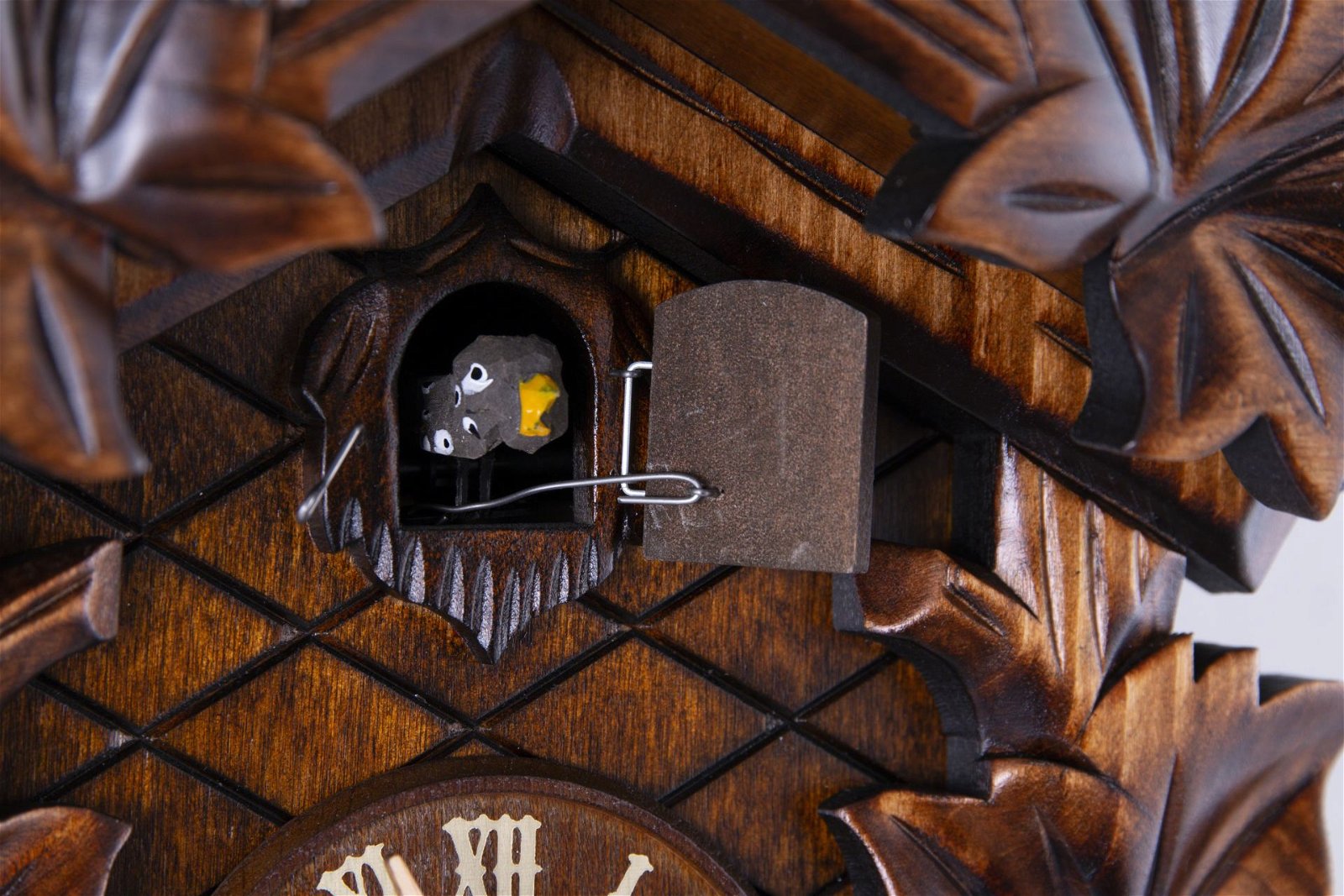 Reloj de cuco estilo “Madera tallada” movimiento mecánico de 8 días 34cm de Anton Schneider